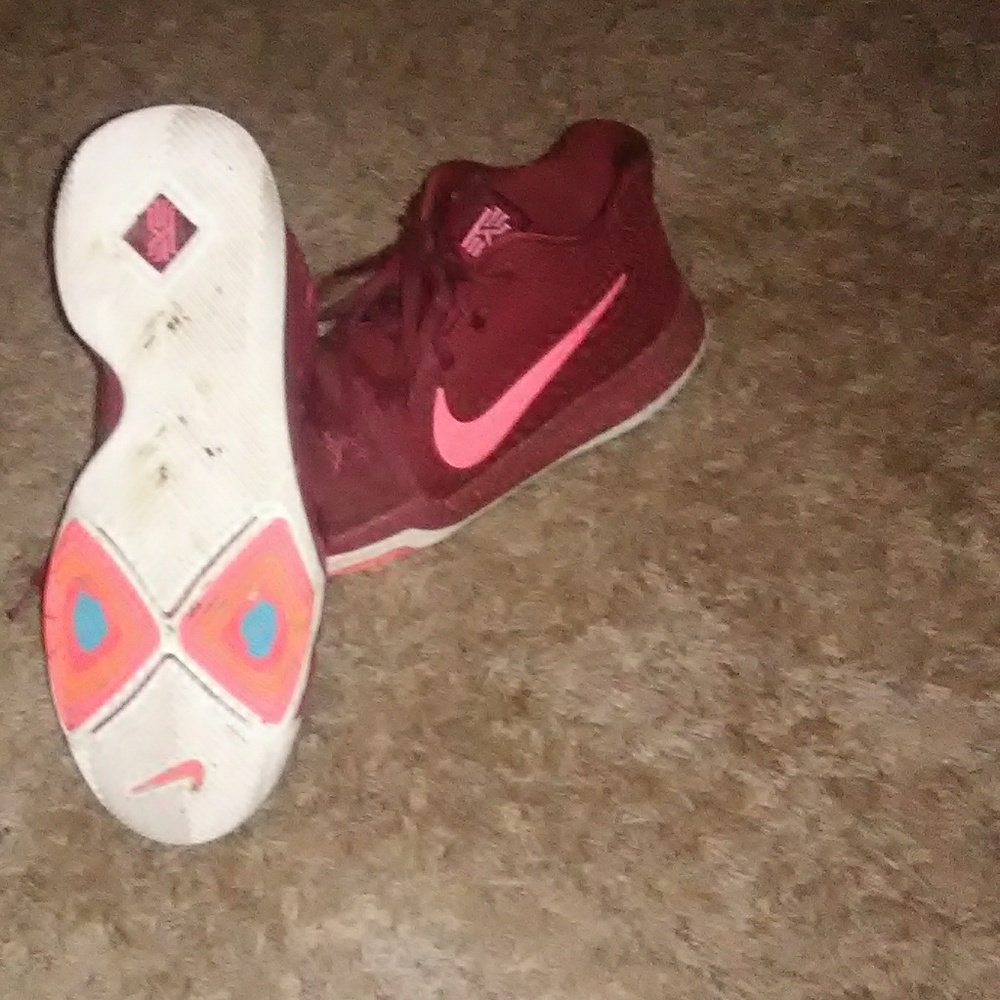 Red kyrie's - Picture 1 of 2